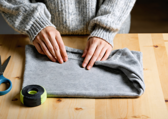 découvrez une astuce simple et rapide pour raccourcir facilement un pull acheté en magasin, sans aucun effort ni compétence particulière.
