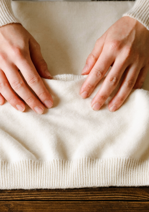découvrez nos astuces efficaces pour resserrer délicatement le bas de votre pull en laine sans l'endommager et prolongez la durée de vie de vos vêtements préférés.