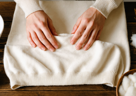 découvrez nos astuces efficaces pour resserrer délicatement le bas de votre pull en laine sans l'endommager et prolongez la durée de vie de vos vêtements préférés.