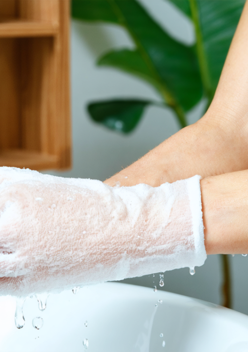 découvrez notre guide pratique pour maîtriser l'art du gant exfoliant et révéler une peau douce, éclatante et lumineuse grâce à des techniques simples et efficaces.